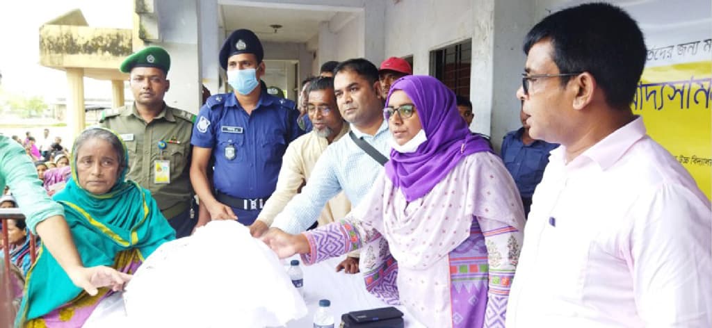 ব্যুরো বাংলাদেশের সহযোগিতায় ইস্টার্ন ব্যাংকের খাদ্য সহায়তা