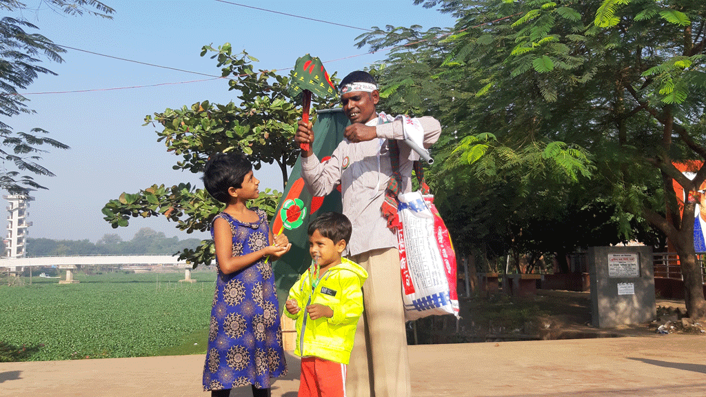 পতাকা বিক্রিতেই তাঁর আনন্দ