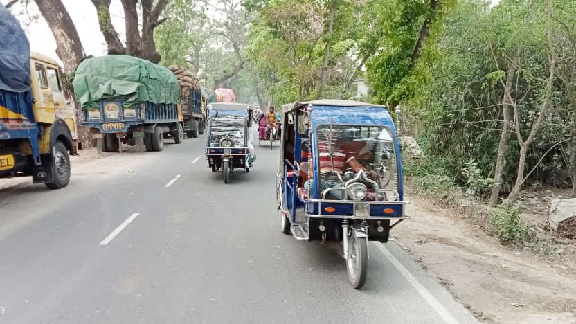 পুলিশের ‘মাসিক স্লিপে’ চলে তিন চাকার যান  