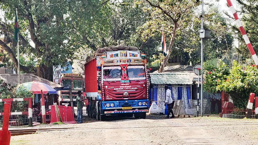 টানা ছয় দিন বন্ধের পর হিলি স্থলবন্দর দিয়ে আমদানি-রপ্তানি শুরু