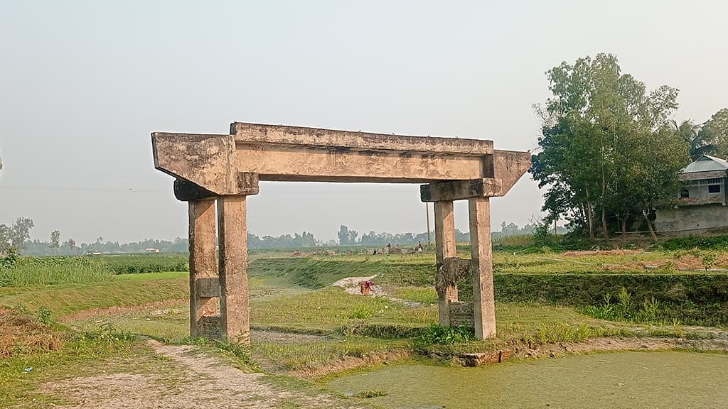 ২৫ বছর ধরে একা দাঁড়িয়ে সেতু, কাজে লাগে না মানুষের