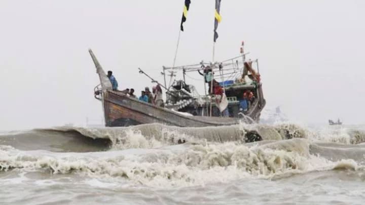 ঝড়ের কবলে পড়ে ট্রলারসহ ১১ জেলে ভারতে