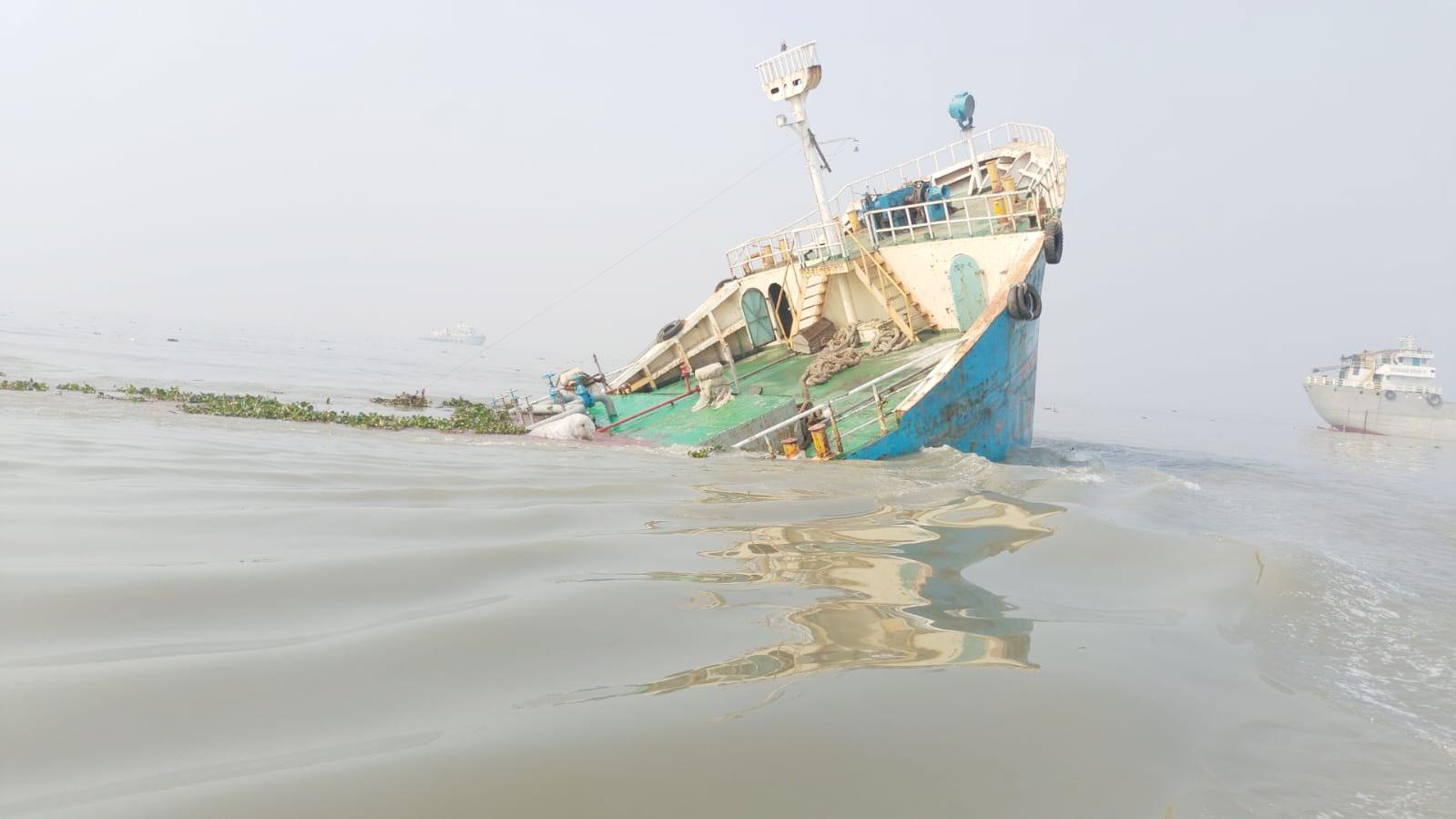 তিন দিনেও উদ্ধার হয়নি জাহাজ, তদন্ত কমিটি গঠন