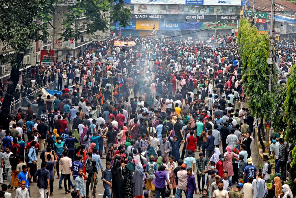 চট্টগ্রামে আওয়ামী লীগকে হটিয়ে ফের নিউমার্কেট দখলে নিল ছাত্র-জনতা