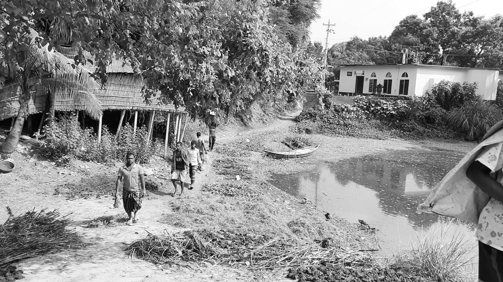 ২০ হাজার গ্রামবাসীর যাতায়াতে রাস্তা নেই