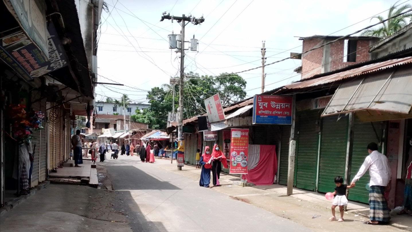 সড়কে যানবাহন কম থাকলেও বেড়েছে মানুষের চলাচল