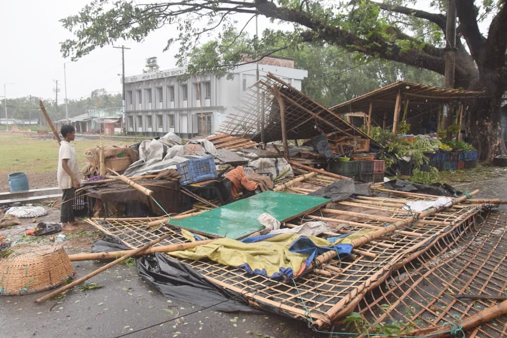 কক্সবাজার সদরে ক্ষয়ক্ষতি না হলেও মোখার তাণ্ডব টেকনাফ-সেন্টমার্টিনে