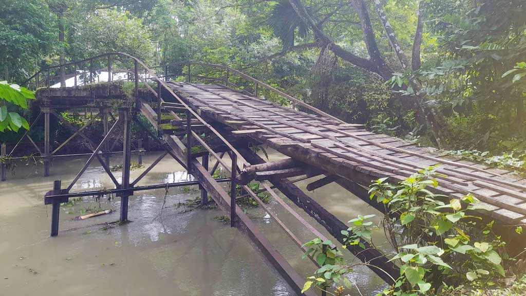 নেছারাবাদে ভাঙা সেতুতে কাঠের তক্তা