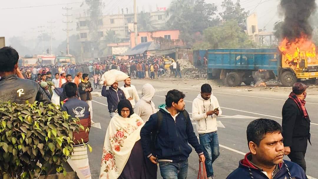 ট্রাকচাপায় নিরাপত্তাকর্মী নিহত, মহাসড়ক অবরোধ করে শ্রমিকদের অগ্নিসংযোগ-ভাঙচুর