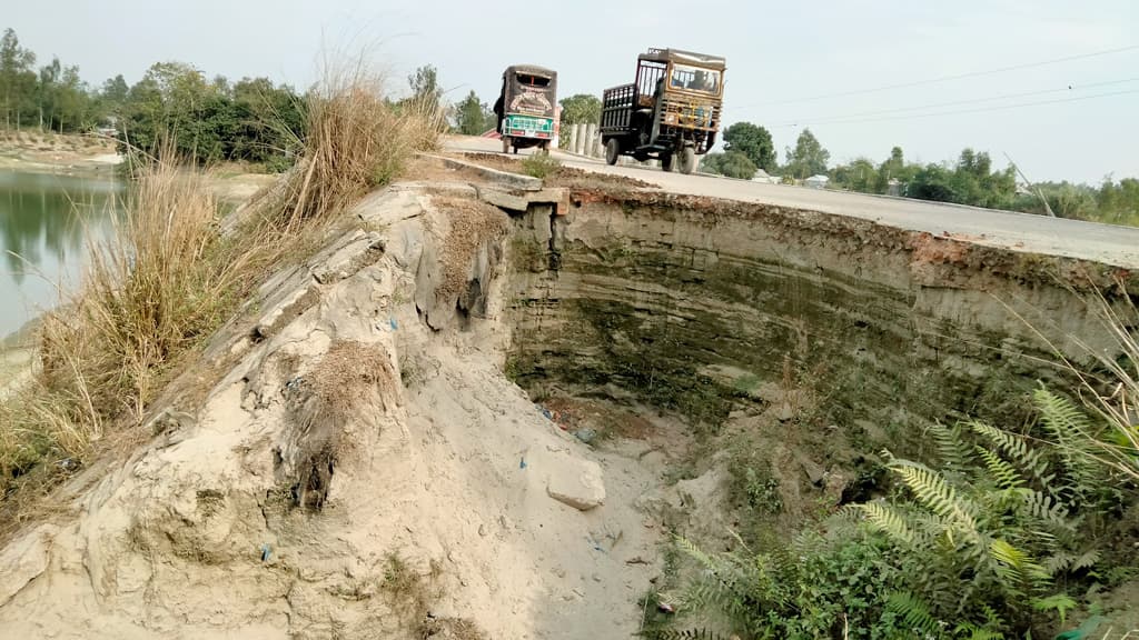 বেহাল সড়কে বাড়ছে দুর্ভোগ