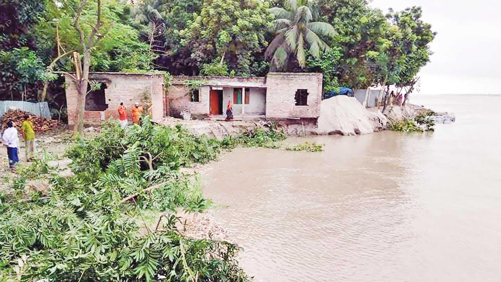 পানি বাড়ছে, নদীর পাড় ভাঙছে