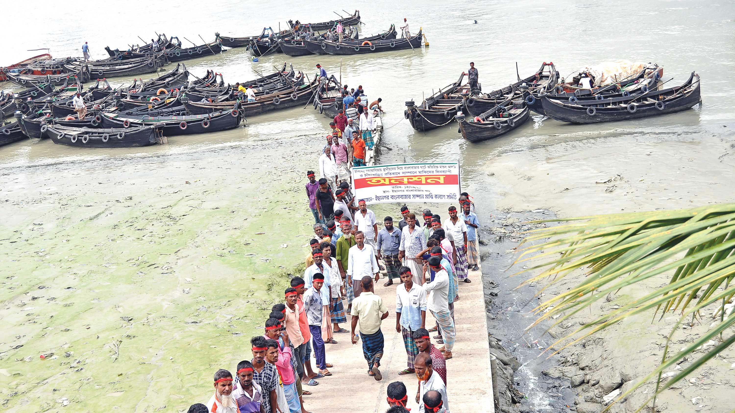 তিন টাকার বিরোধে ঘাট বন্ধ