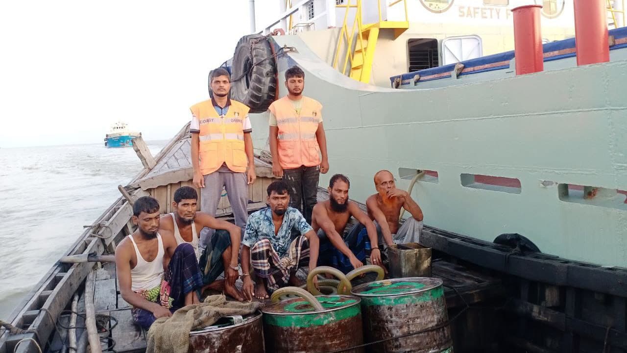 ডিজেল পাচারকালে ৫ চোরাকারবারি আটক