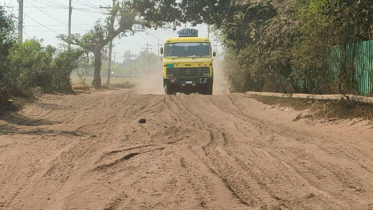 গজারিয়ায় কাজী ফার্ম সড়কের ধুলায় অতিষ্ঠ এলাকাবাসী