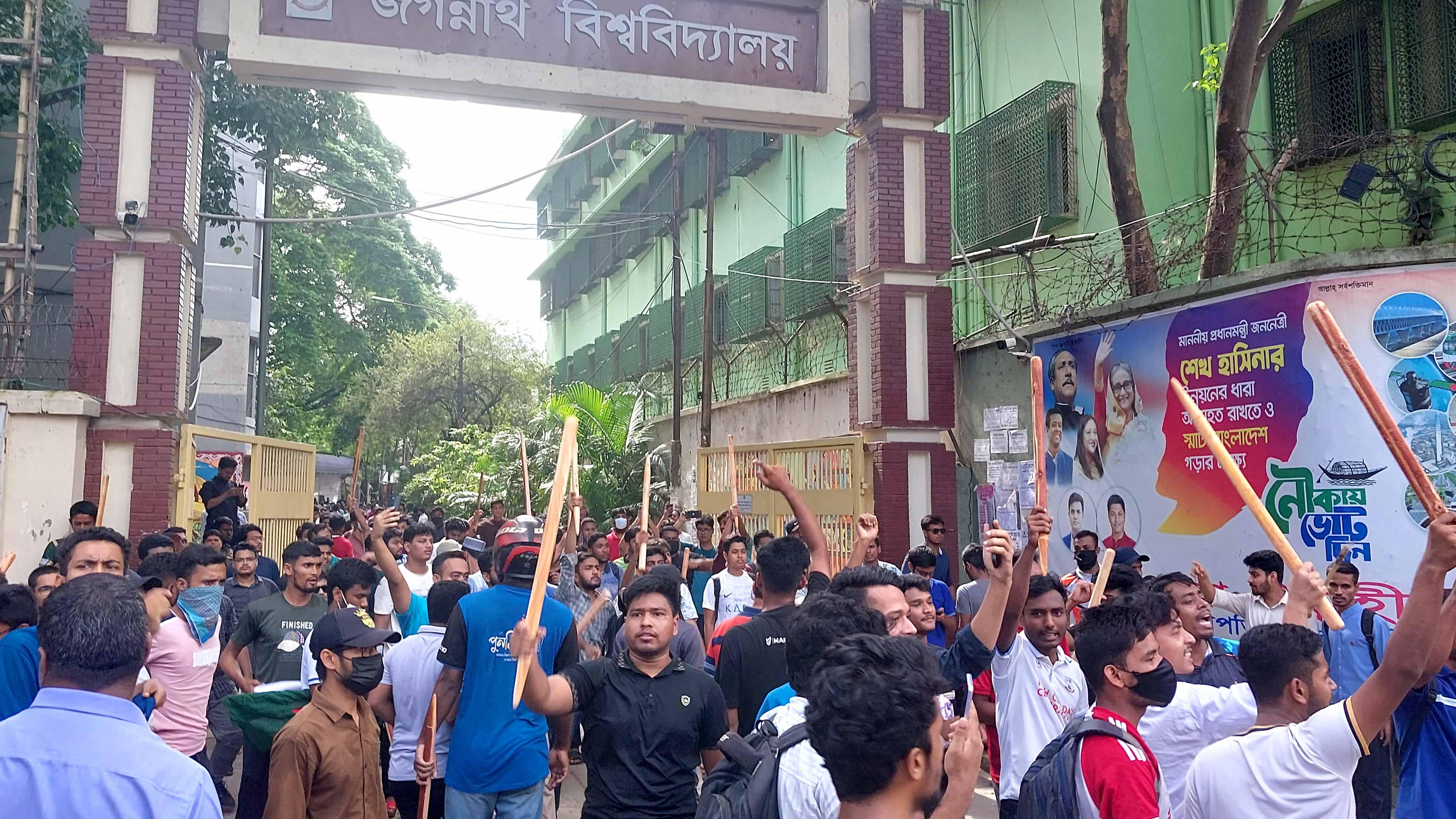 জবি উপাচার্যের কাছে দাবি নিয়ে শিক্ষার্থীদের ৫ সদস্যের দল