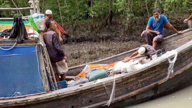 পাথরঘাটায় ট্রলারডুবির ঘটনায় চার জেলের মৃত্যু 