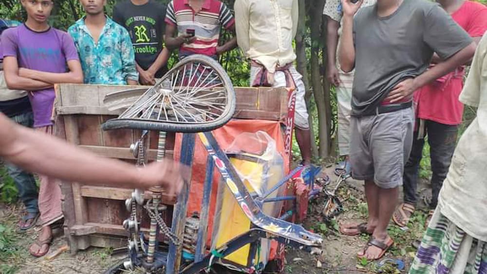 পাবনায় বাসের ধাক্কায় বাবা-ছেলেসহ নিহত ৩ 