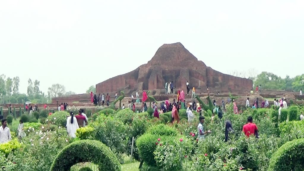 ঈদের ছুটিতে দর্শনার্থীর ভিড় পাহাড়পুরে