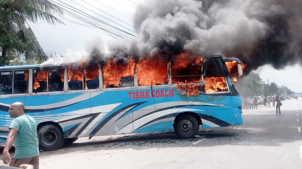 ঘণ্টার ব্যবধানে পুড়ল ৩ বাস, কয়েকজন যুবক আগুন দিয়েই বাইকে পালিয়ে যান