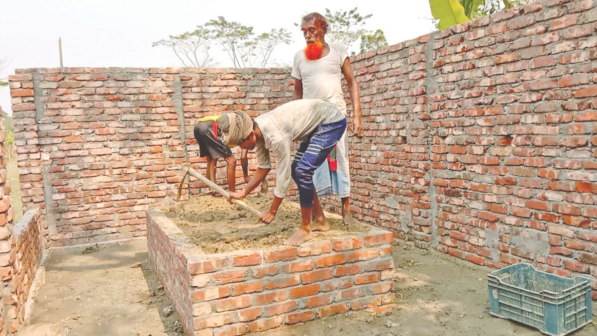 নিজের কবর বাঁধলেন দুলাল ফকির