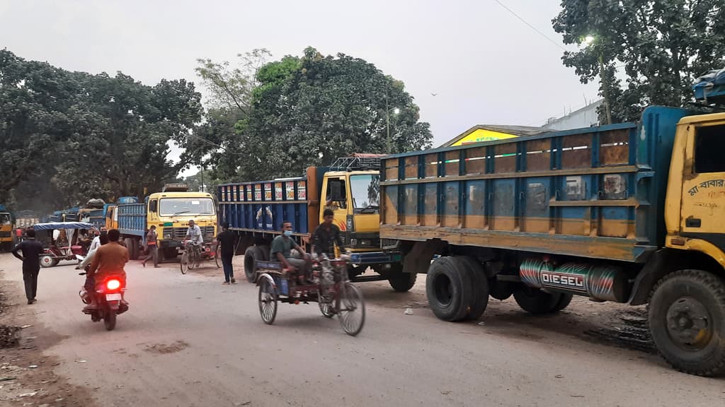 হিলি স্থলবন্দরে ট্রাকজট