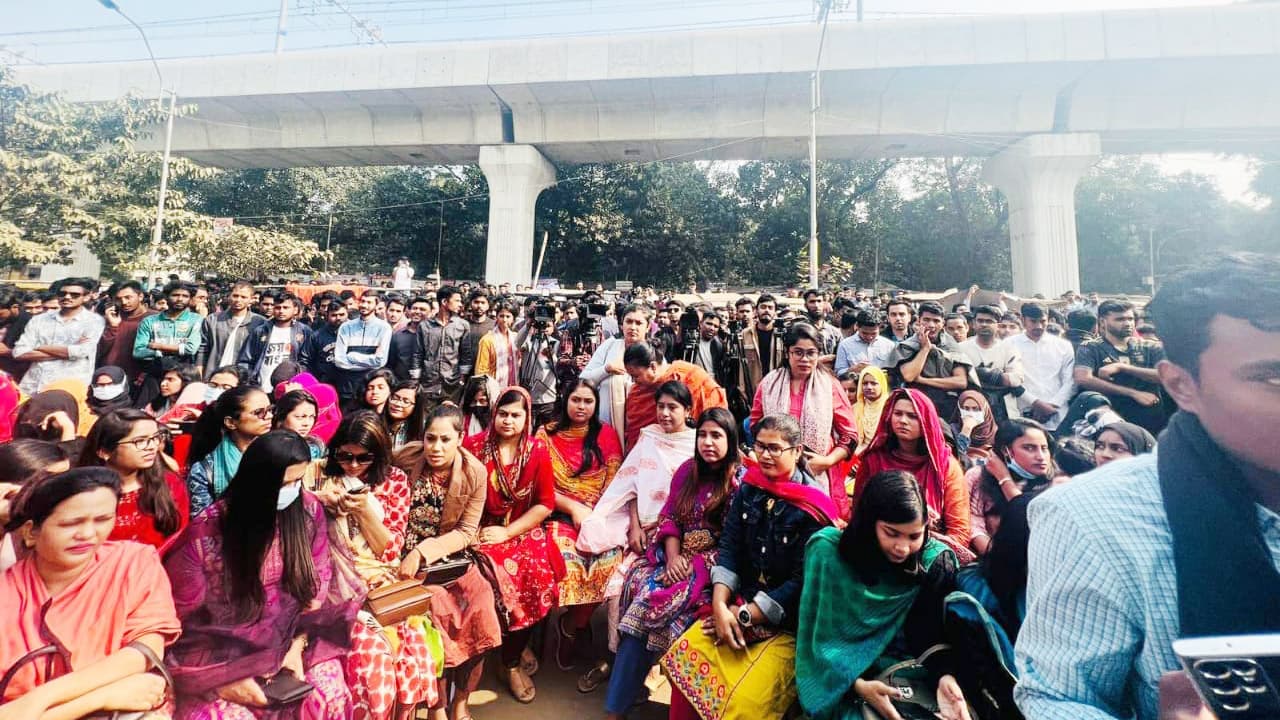 বিএনপির গণ-অবস্থান: শাহবাগে ‘সতর্ক পাহারায়’ ছাত্রলীগ