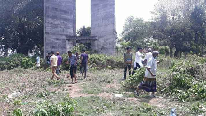 সখীপুরে শপথ স্তম্ভের ঝোপঝাড় পরিষ্কার করলেন মুক্তিযোদ্ধারা