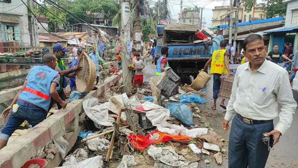 চকবাজারে চসিকের উচ্ছেদ অভিযান