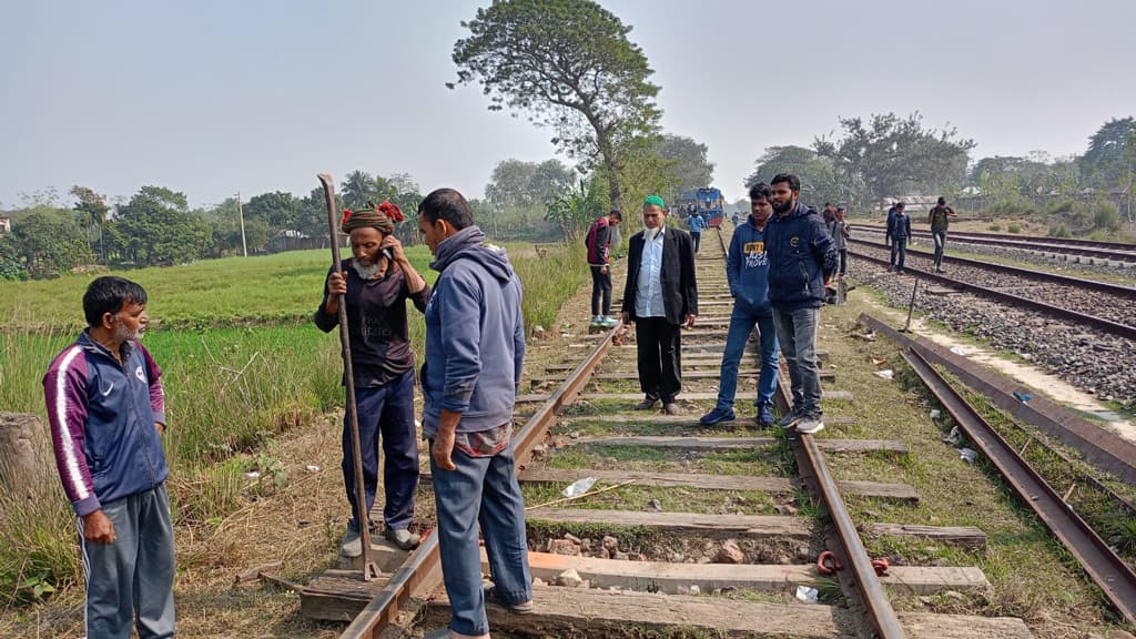 রেললাইন ভাঙা, লাল নিশানে থামল ট্রেন