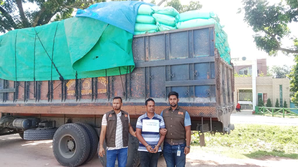 সরকারি গুদামের ৫০০ বস্তা ইউরিয়া পাচারের সময় ট্রাকসহ যুবক গ্রেপ্তার