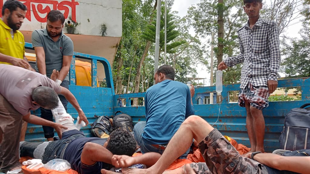 ফেনীতে ত্রাণ দিয়ে ফেরার পথে চৌদ্দগ্রামে সড়ক দুর্ঘটনায় ৩ স্বেচ্ছাসেবক আহত