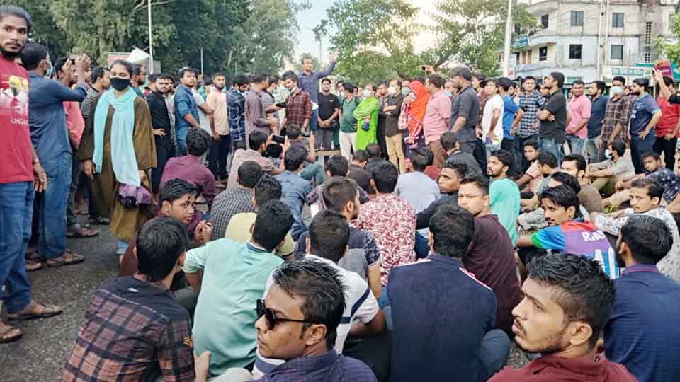 বেরোবির শিক্ষক-শিক্ষার্থীকে কুপিয়ে জখম, প্রতিবাদে সড়ক অবরোধ 