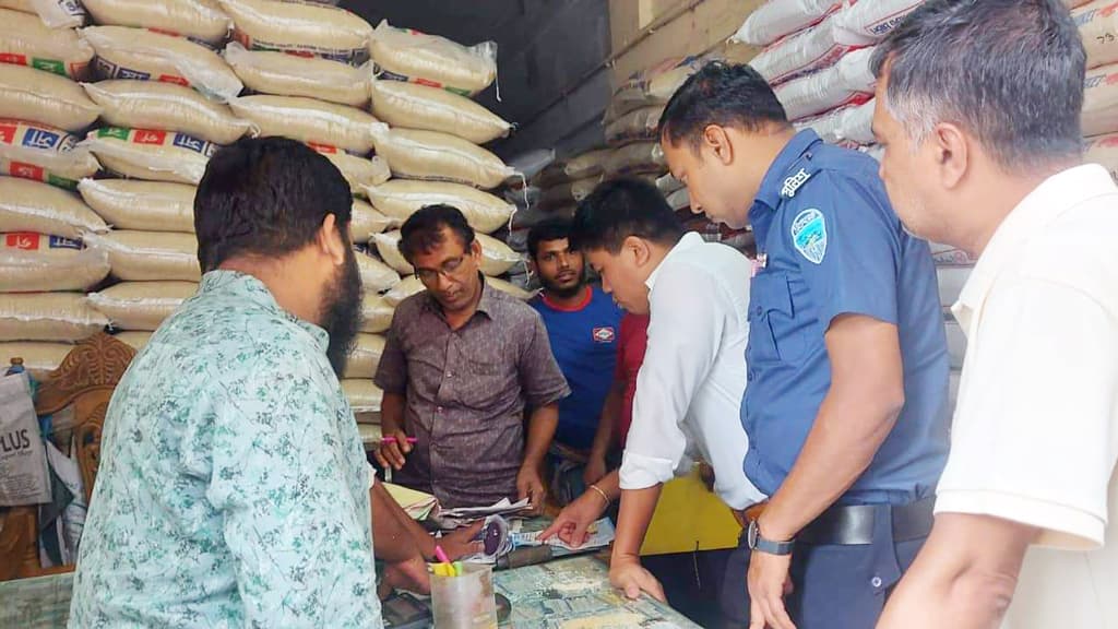 ফেনীতে চালের বাজার স্থিতিশীল রাখতে অভিযান