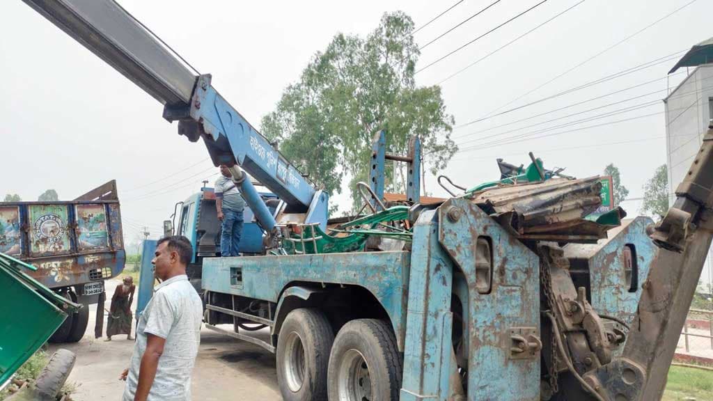 গাইবান্ধায় বাসের ধাক্কায় অটোরিকশা উল্টে চালক নিহত