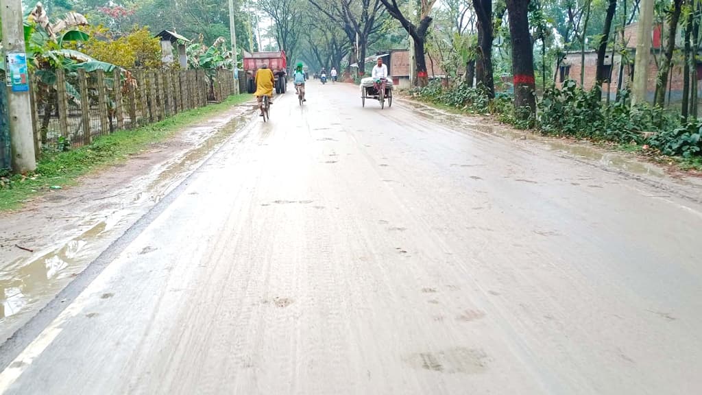 ভাটার মাটিতে সড়কে কাদা