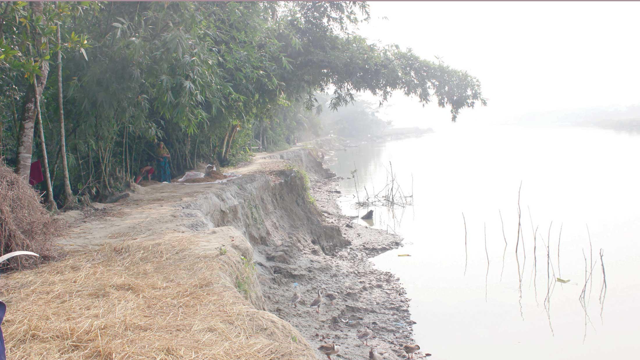 অবৈধ বালু উত্তোলনে ভাঙন