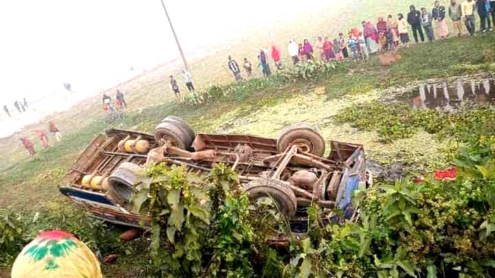 ধামরাইয়ে শ্রমিকবাহী বাস খাদে পড়ে নিহত ২, আহত ৩০