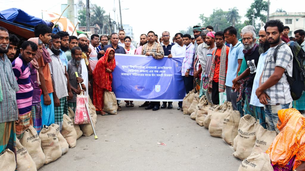 শতাধিক পরিবারকে বিএমপি কমিশনারের ঈদ উপহার