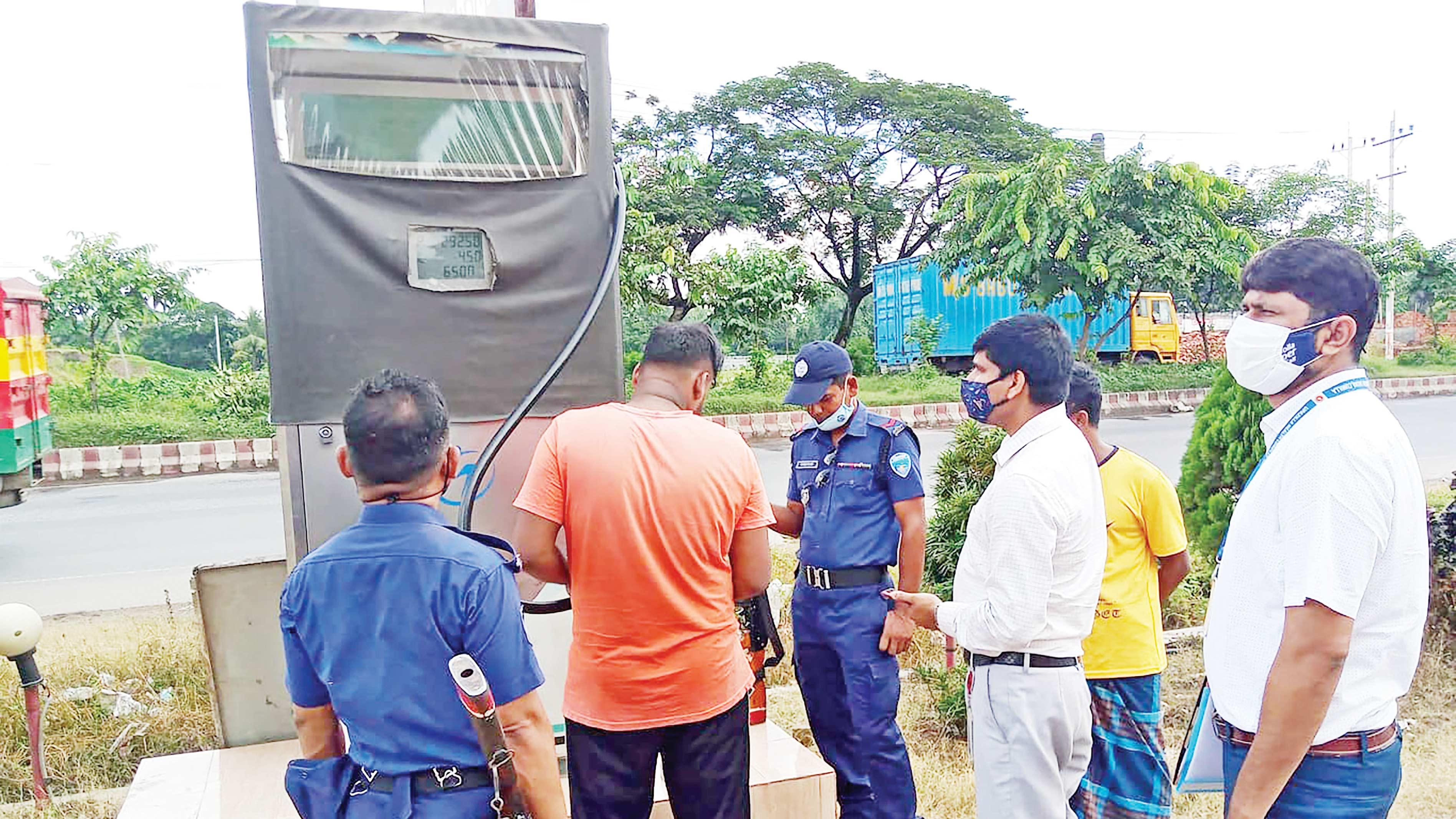 জ্বালানি তেল পরিমাপে কম দেওয়ায় কুমিল্লায় জরিমানা