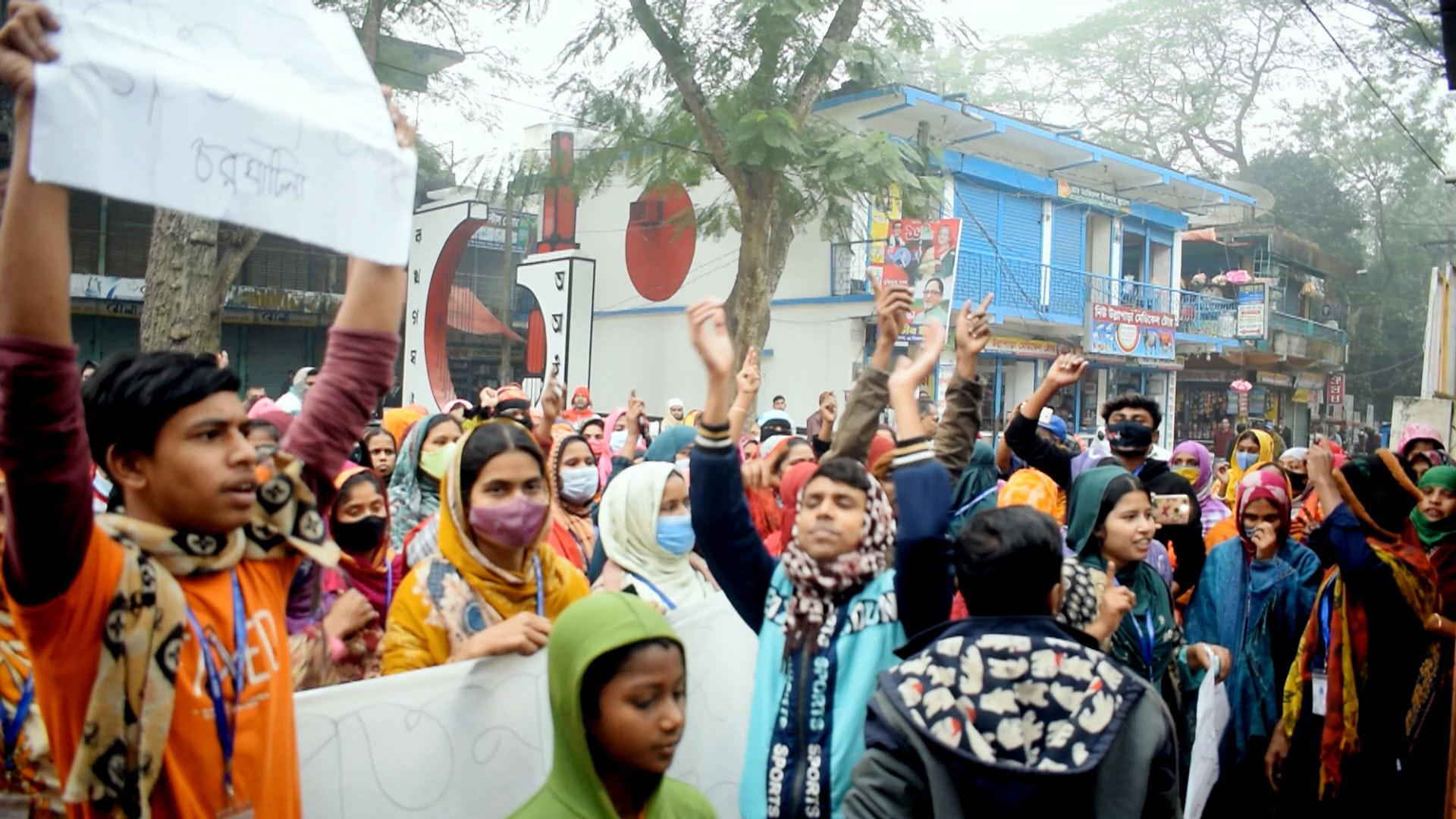 বকেয়া বেতনের দাবিতে গার্মেন্টস কর্মীদের বিক্ষোভ 