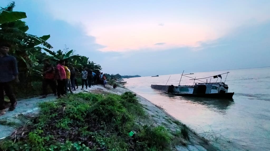 কুমারখালীতে দুই নৌকার সংঘর্ষের ঘটনায় বেঁচে ফিরলেন ১৭ শ্রমিক, নিখোঁজ ১