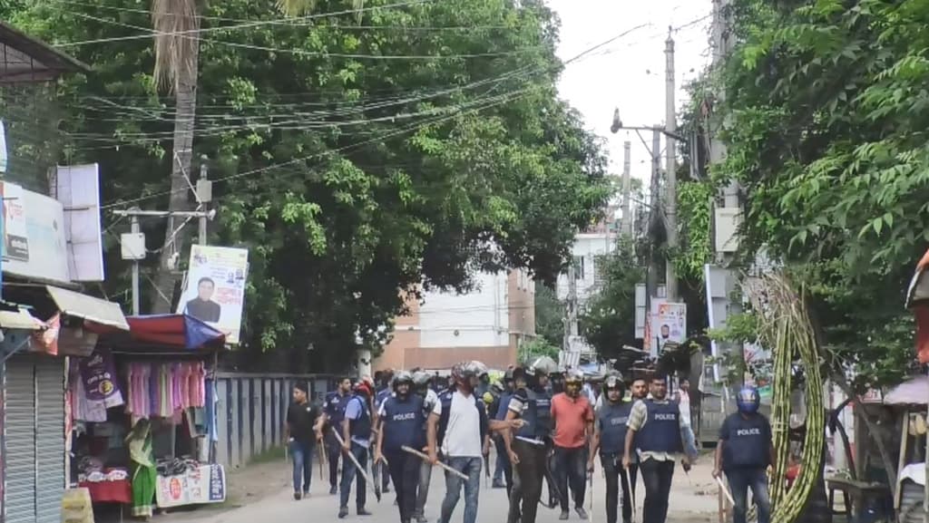 সাতক্ষীরায় থানা ঘেরাও চেষ্টার সময় পুলিশ-আন্দোলনকারীদের মধ্যে পাল্টাপাল্টি হামলা, আহত ১৩ 