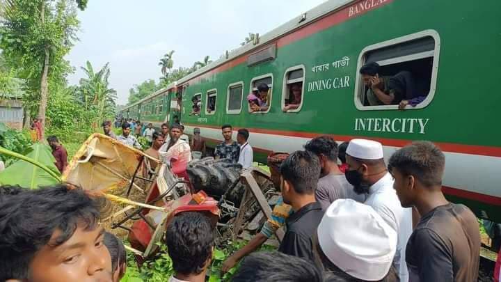 ট্রেনের ধাক্কায় দুমড়েমুচড়ে যায় মাহেন্দ্র, জানে না রেলওয়ে পুলিশ