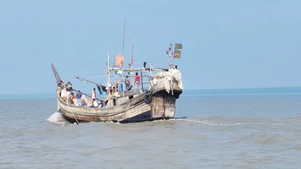 টেকনাফে নৌকাসহ ২০ জেলেকে ধরে নিয়ে গেল আরাকান আর্মি