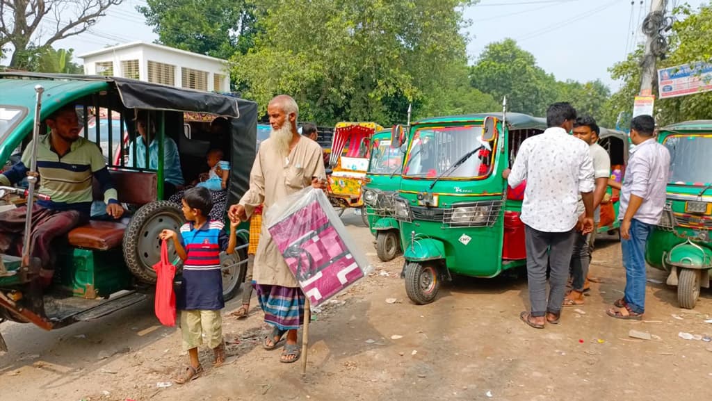 চাঁপাইনবাবগঞ্জ-রাজশাহী রুটে তৃতীয় দিনের মতো বাস চলাচল বন্ধ