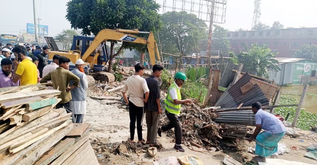 কুমিল্লার চান্দিনা বাজারে দুই শতাধিক অবৈধ স্থাপনা উচ্ছেদ