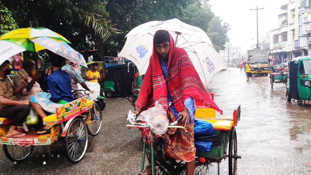 টানা বৃষ্টিতে নাকাল উল্লাপাড়াবাসী