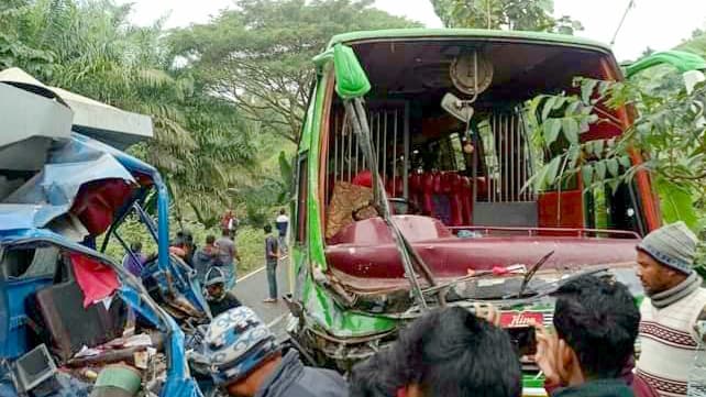 গুইমারায় বাস ও কাভার্ড ভ্যানের মুখোমুখি সংঘর্ষে নিহত ১, আহত ৫