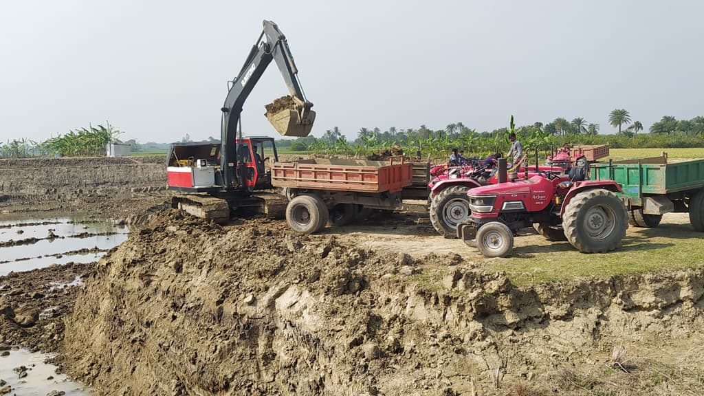 অবৈধভাবে পুকুর খননে কমছে কৃষিজমি