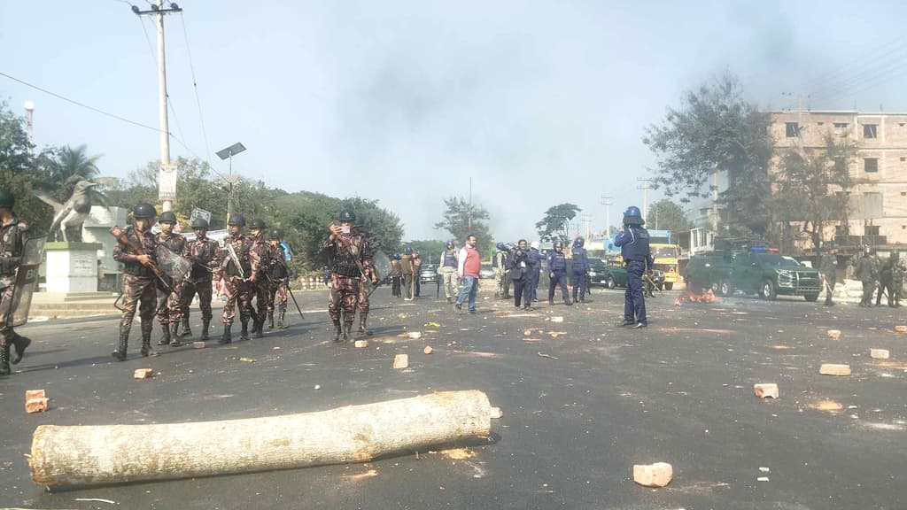 চৌদ্দগ্রামে ৩ প্রার্থীর ভোট বর্জন, মহাসড়ক অবরোধে আটক ২ 